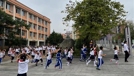 防震减灾 珍爱生命——冠城七中开展避震应急疏散演练...