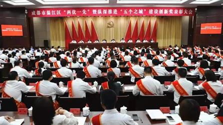 成都七中实验学校校长毛道生、教师马振伟和彭龙霞等受...