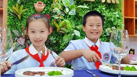 凡尔赛！学校居然开西餐，还有湘菜粤菜江浙菜，牛奶都...