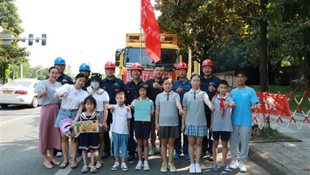 辽电职工酷暑送电战高温，成冠学子盛夏感恩送清凉