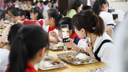 家长陪餐 共护舌尖上的美味 || 成都蓝港外国语学...