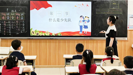 队旗飘扬 伴我成长 || 成都蓝港外国语学校举行“...