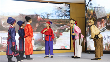 把课本搬到舞台 蓝外“课本剧”里溢书香