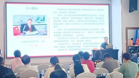 何少衡校长为武汉市中小学骨干校长高级研修班作专题讲...